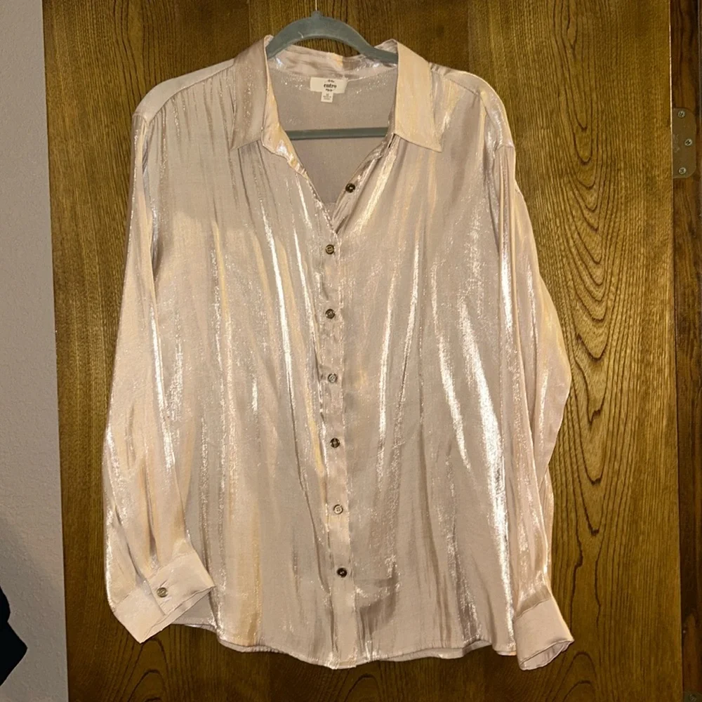Entro Women’s Button Down Gold Shirt Shimmer Holiday Blouse size Medium - Picture 1 of 10